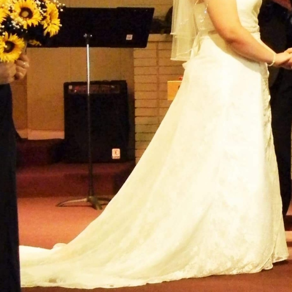 Wedding dress - Picture 2 of 2